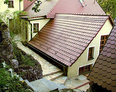 Gögerhaus in Egloffstein, Germany: View down the hill to the former stable (JPG, 3 kByte)