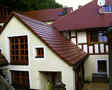 Former stable with studio windows (20 kByte)
