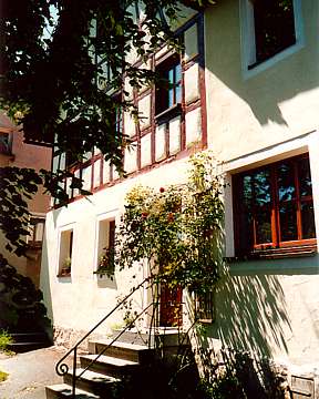 Entrance with roses (JPG, 25 kByte)
