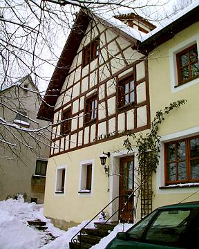 Entrance with roses in winter (JPG, 31 kByte)
