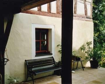Bench under the kitchen window (JPG, 15 kByte)

