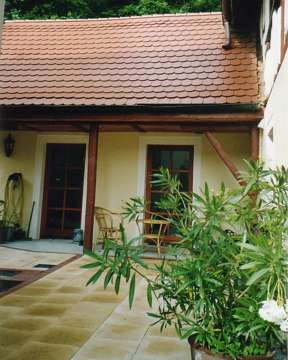 Yard at the former stable (JPG, 21 kByte)
