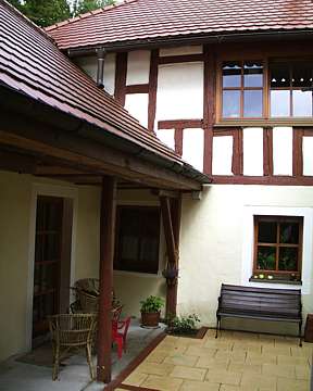 Ggerhaus in Egloffstein, Germany: Patio at side yard (JPG, 19 kByte)
