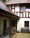Holiday accommodation Goegerhaus in Egloffstein: Patio at side yard (JPG, 3 kByte)
For large-scale sights click onto the image