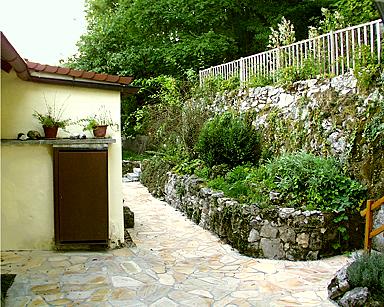 View through inner yard (JPG, 28 kByte)

