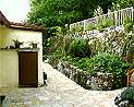 Holiday accommodation Goegerhaus in Egloffstein: View through inner yard (JPG, 3 kByte)
For large-scale sights click onto the image