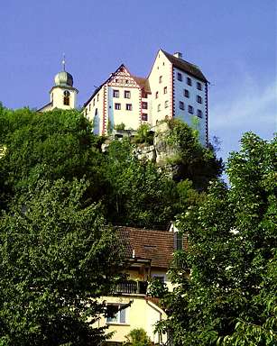 View of castle Egloffstein from the kindergarten (JPG, 29 kByte)